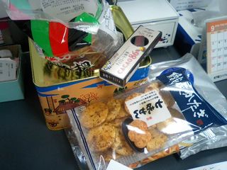 お菓子の山。ポイントは柿の種のカン